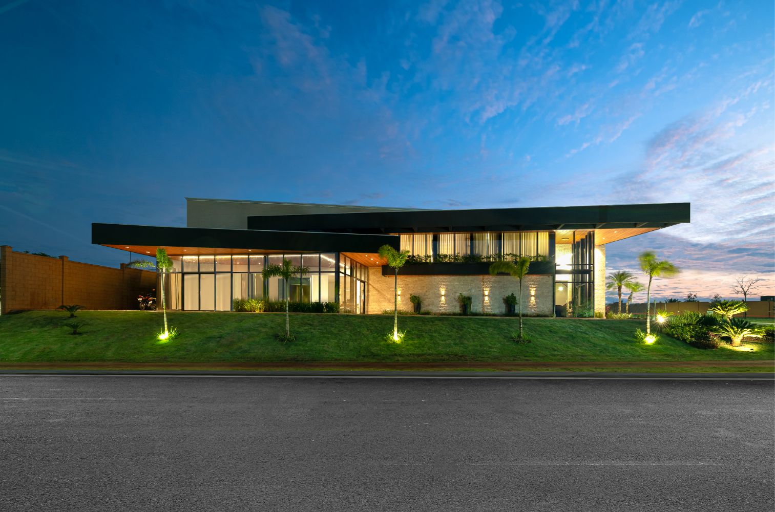 Projeto residencial moderno com fachada de vidro e paisagismo
