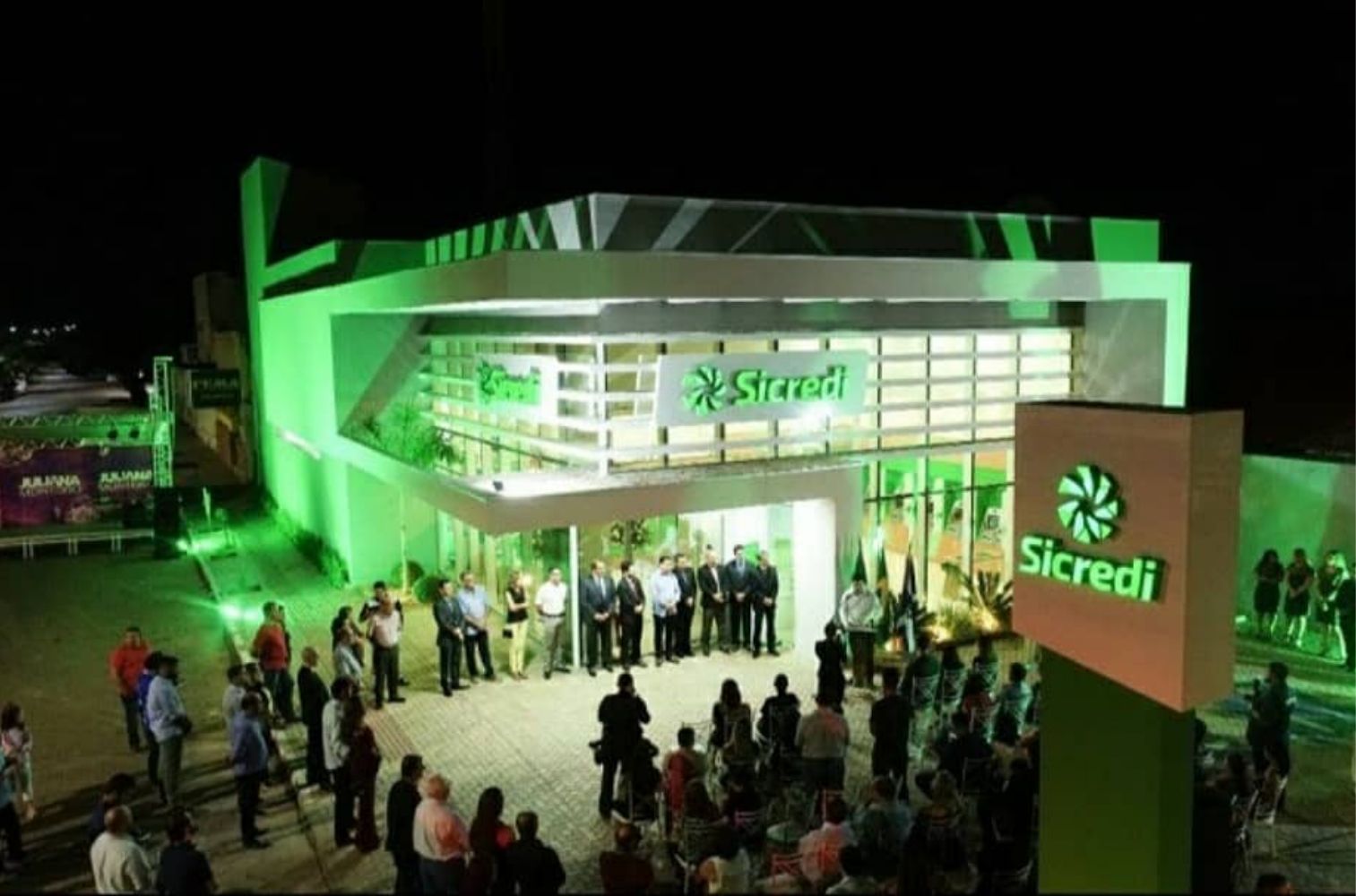 Projeto de área externa com piscina e iluminação decorativa