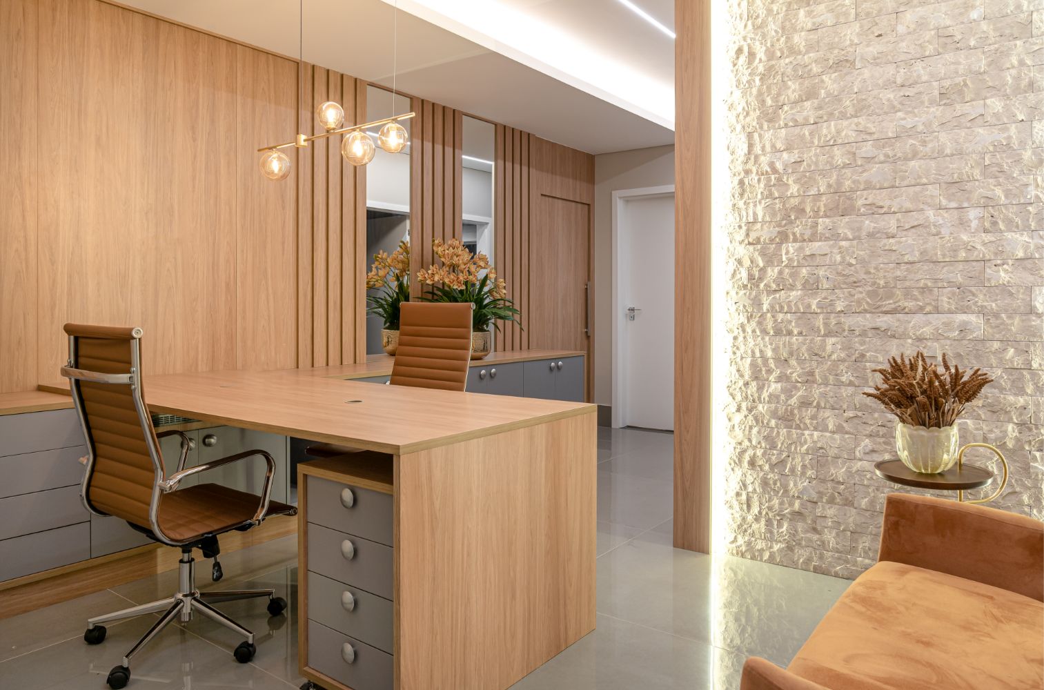 Projeto de quarto com decoração minimalista e iluminação indireta