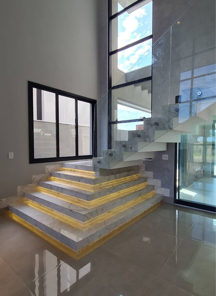 Projeto de fachada residencial com design clássico e paisagismo